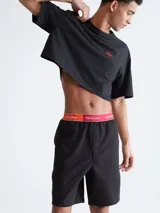 Short de pijama negro Calvin Klein Pride, con cintura elástica roja con logo "This is Love" y "Calvin Klein".