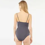 Body gris de tejido satinado con tirantes finos y escote recto.