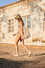 Conjunto de bikini azul de terciopelo, compuesto por un corpiño triangular con tirantes finos y una bombacha con lazos laterales.