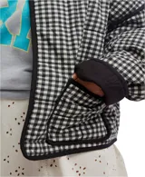 Chaqueta acolchada con estampado floral en tonos rosa y verde sobre fondo negro. Tiene cuello camisero, cierre frontal abierto, bolsillos de parche y ribete negro en contraste.