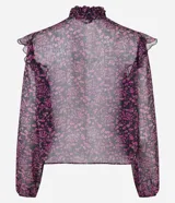 Blusa de chiffon negra con estampado floral liberty en tonos rosados, cuello alto con lastex y volados en los hombros. Mangas largas con puños ajustados.