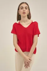 Top tejido rojo de manga corta con cuello camisero y escote en V.