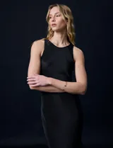 Vestido negro de satén plisado, sin mangas y con escote redondo.