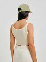 Musculosa corta verde de tela acanalada con cuello redondo y sisas anchas.