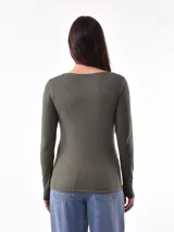 Remera verde militar de manga larga con cuello en V y estampado floral en tonos naranja.