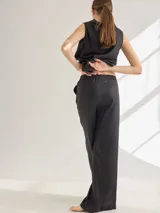 Pantalón negro de lino, de corte recto con tajos laterales en el ruedo y cintura elastizada.