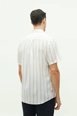 Camisa de manga corta confeccionada en lino y algodón, con fit regular y logo bordado.