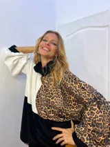 Polerón marrón con estampado animal print de leopardo, puños y cuello negros.