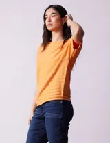 Buzo tejido acanalado color fucsia, marca Ninety, con mangas cortas japonesas y cuello redondo.