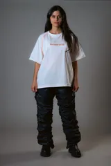 Pantalón negro de nylon liviano con elástico en la cintura y frunces en los laterales.