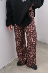 Pantalón de lanilla con estampado animal print.