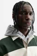Sudadera tipo polo con cuello clásico, manga larga y diseño a rayas horizontales en color verde oscuro y crudo.