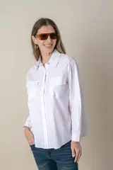 Camisa blanca de manga larga con dos bolsillos frontales con solapa.