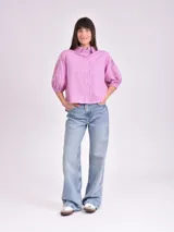 Camisa blanca de mangas 3/4 con detalles de calado en las mangas.