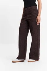 Pantalón de jean azul oscuro, corte wide leg y tiro alto.