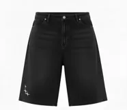 Bermuda de jean negra, corte ancho, largo a la rodilla y detalle de estrellas blancas en la pierna izquierda.