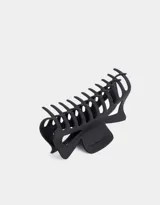 Broche negro grande para el pelo, con forma de mandíbula y dientes para sujetar el cabello.