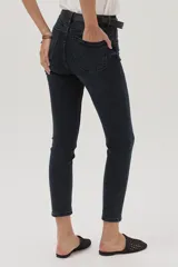 Jean skinny de tiro alto color azul oscuro, con ajuste ceñido y composición flexible.