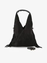 Cartera de diseño amplio y silueta relajada, color negro, con detalles de flecos en los laterales. Cuenta con un asa superior integrada y una correa desmontable para llevar al hombro o cruzada.