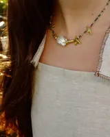 Collar corto con cuentas de piedra natural multicolor, perlas de río irregulares y dijes de bronce con forma de coral.