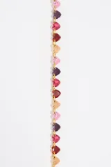 Collar plateado con cadena fina y pequeños dijes en forma de corazón.