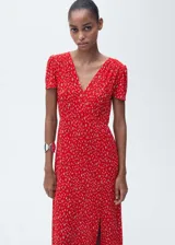 Vestido midi marrón con estampado de lunares blancos, escote en V, mangas cortas abullonadas y corte entallado.