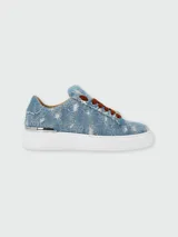 Zapatillas bajas de denim celeste con estampado de monograma y apliques de strass.