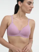 Soutien con aro, color lila, con breteles regulables y espalda con gancho.