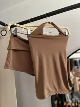 Conjunto negro de top halter y short ajustado.