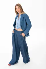 Blazer celeste de jean liviano, con solapas y bolsillos frontales.