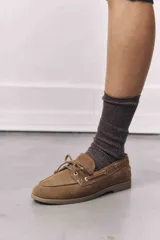 Náuticos de cuero color verde oscuro, con cordones de cuero marrón y suela de goma.