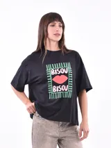 Remera color rosa claro con estampado de un mojito en tonos amarillos y rosados.