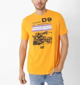 Remera gris de algodón con estampa frontal de un tractor Caterpillar D9 y texto en color negro y naranja.