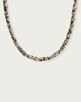 Colgante con cuentas de piedra natural Jaspe Dálmata y detalles de acero quirúrgico dorado.