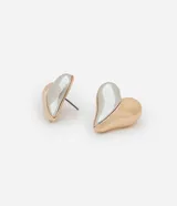 Par de aros de botón con forma de corazón, mitad plateado y mitad dorado.