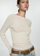 Camiseta de canalé, con escote asimétrico y manga larga, en color beige.