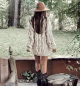 Sweater color crema tejido a mano en lana merino virgen con diseño de ochos en delantera, espalda y brazos, corte oversize.