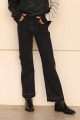 Pantalón de jean recto color negro con detalle desflecado en los tobillos.