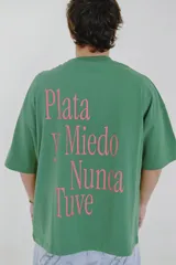 Remera verde con estampado de la palabra "Pulau" en color lila.