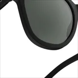 Lentes de sol Izipizi modelo N Sun, de forma cuadrada, color negro mate, con detalles de tres puntos plateados en los laterales y lentes grises polarizadas.