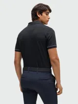 Remera polo en piqué de algodón de color blanco con detalles en negro.