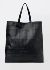 Bolso shopper grande de cuero negro con diseño patchwork y doble asa de hombro.