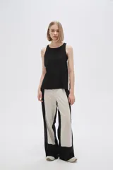 Musculosa negra con laterales en color crudo, de corte ajustado y cuello redondo.