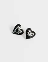 Par de aros pasantes con forma de corazón esmaltado en negro y moño dorado.