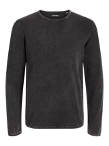 Sweater de punto gris oscuro con cuello redondo y mangas largas. Tiene un acabado de lavado ácido que le da un aspecto deslavado y una superficie más suave.