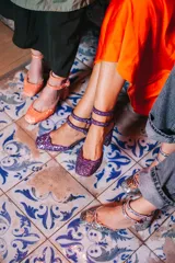 Zapato de tacón plateado con glitter, punta cuadrada, doble tira con hebilla al tobillo y forro rosa.