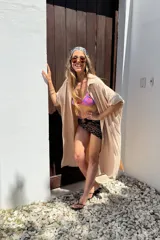 Camisero beige de manga larga.