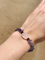 Pulsera con piedras naturales violetas y detalles en acero quirúrgico con baño de oro.
