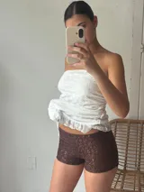 Short de tiro bajo color marrón con encaje floral.