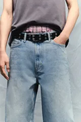 Bermuda de jean celeste de corte holgado, con tiro caído y cinco bolsillos.